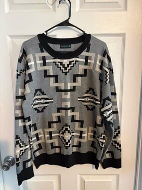 Gray Crewneck Sweater with Geometric Pattern